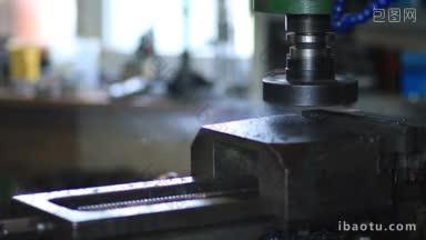 工业金属加工切削加工的老<strong>车床</strong>机切割金属细节由铣刀旋转头配合钻铣刀钻头